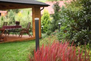 fot. Plast-Met_Systemy_Ogrodzeniowe_lampa_led Idzie wiosna – zaplanuj aranżację swojego ogrodu