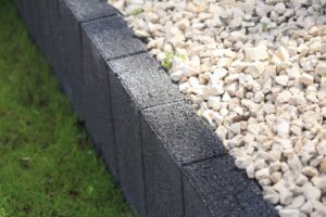 Palisada Hestra Jak zaprojektować aranżację strefy wejściowej w stylu nowoczesnym? Minimalistyczne, o prostych bryłach, z dużymi powierzchniami przeszklonymi na elewacji – tak prezentuje się większość domów zbudowanych w stylu nowoczesnym